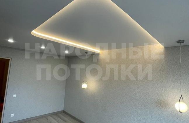 двухуровневые натяжные потолки с подсветкой в зал