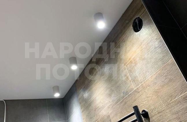 натяжной потолок в ванной фото в интерьере
