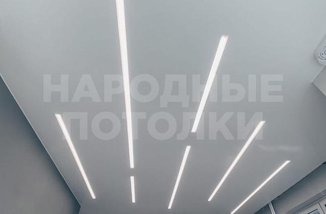 натяжной потолок с подсветкой полосками
