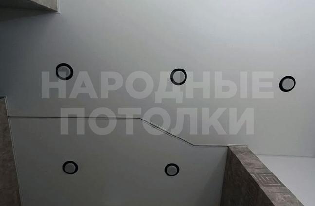 натяжной потолок в ванной фото с точечными светильниками фото
