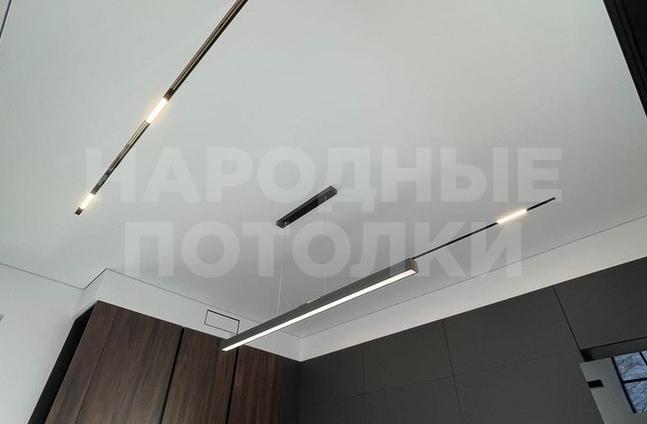 потолок на кухню натяжной с лампами фото