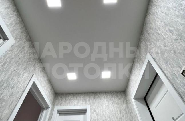 белый потолок с черными светильниками натяжной фото
