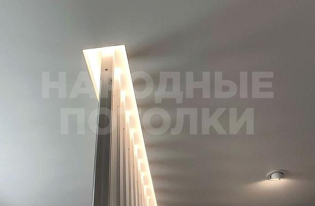 натяжной потолок в спальне фото с точечными светильниками и люстрой
