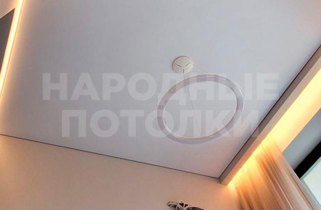 одноуровневый натяжной потолок с люстрой фото