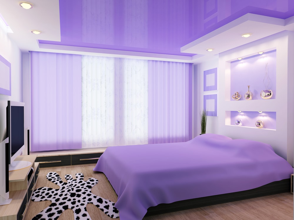 натяжной потолок фиолетового цвета