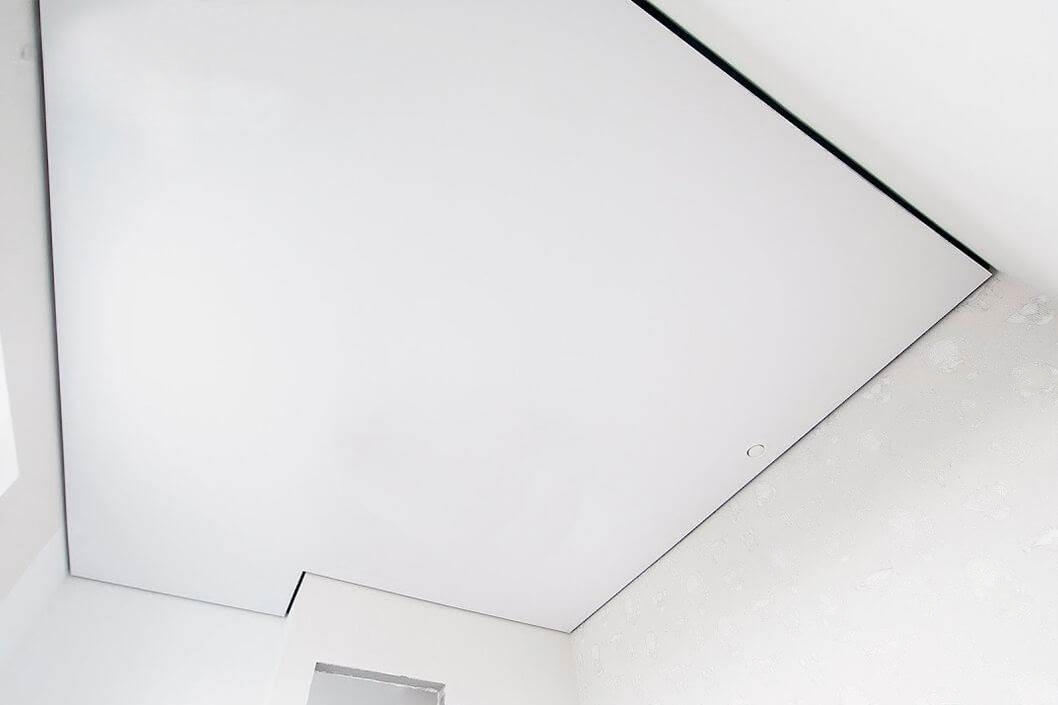 черный натяжной потолок в интерьере фото
