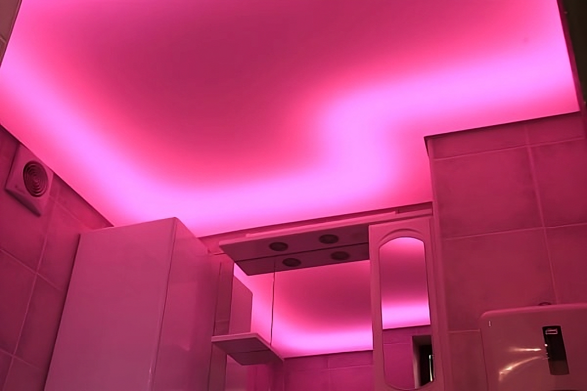 натяжные потолки розового цвета